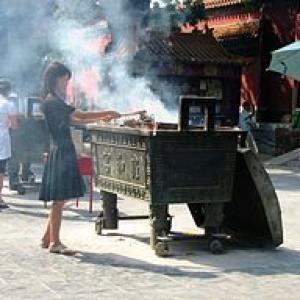 Wierook branden in de Lama Tempel Beijing China augustus 2007